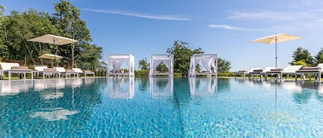 Piscine extérieure, parasols de plage, chaises longues