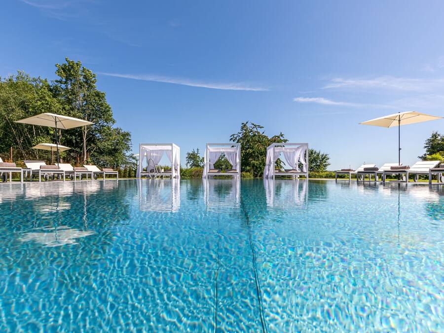 Hồ bơi ngoài trời, mở cửa từ 11:00 đến 20:00, dù/ô trên bãi biển/hồ bơi