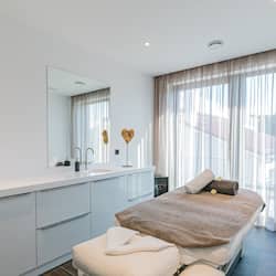 Couples treatment room(s), sauna, hot tub, steam room