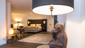 Une chambre moderne avec un grand lit, des tables de chevet et une petite table de nuit.