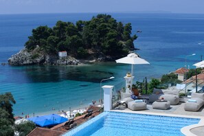 A poolside area with a view of the sea and a rocky island. - Irida Parga (Parga)