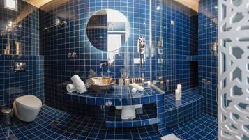 Suite Lune de Miel, baignoire Ă jets, vue mer | Salle de bain | Douche, sĂšche-cheveux, chaussons, serviettes fournies