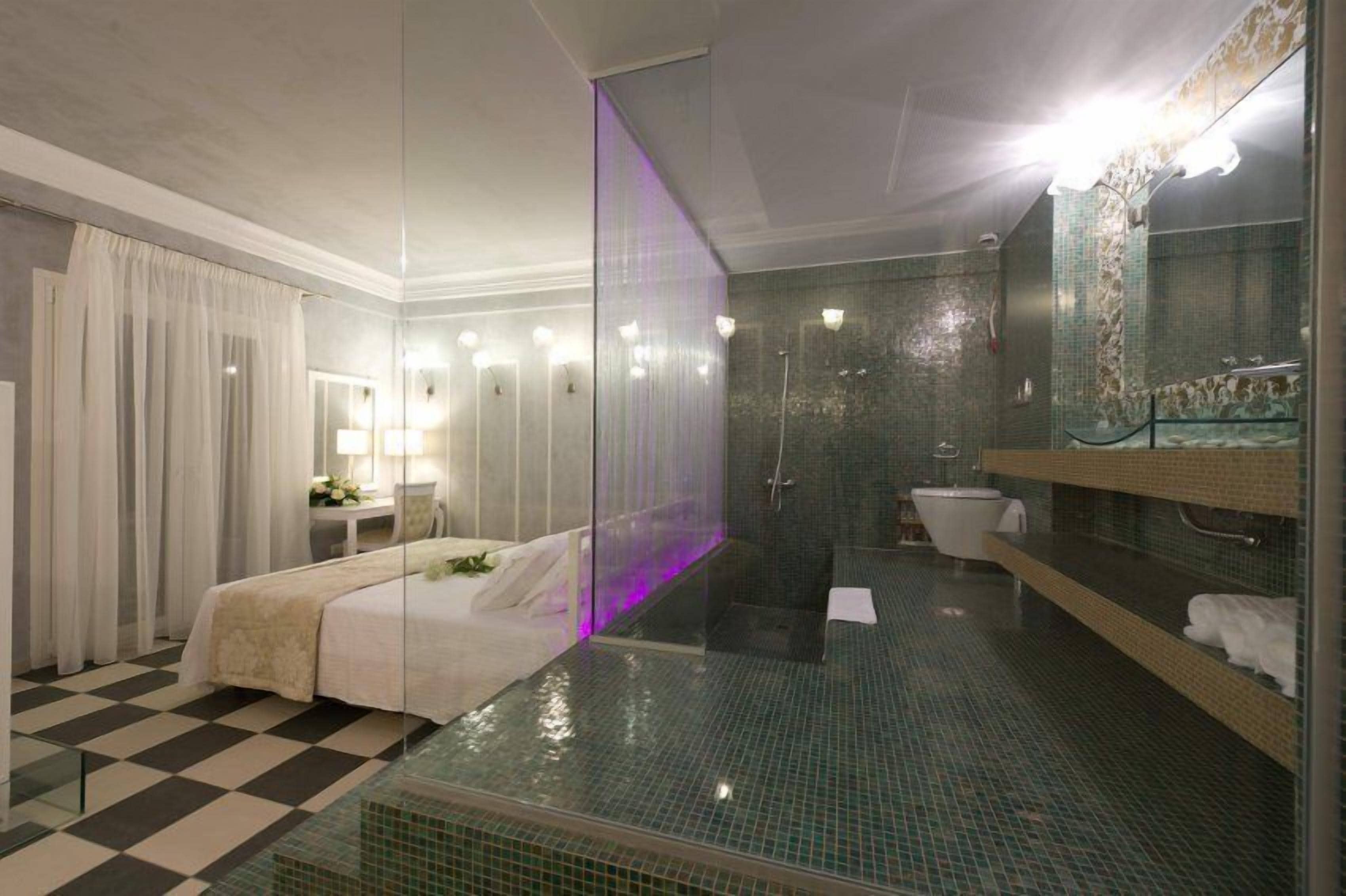 Ein modernes Badezimmer mit Duschkabine aus Glas, einem großen Spiegel und einem Schachbrettfußboden.