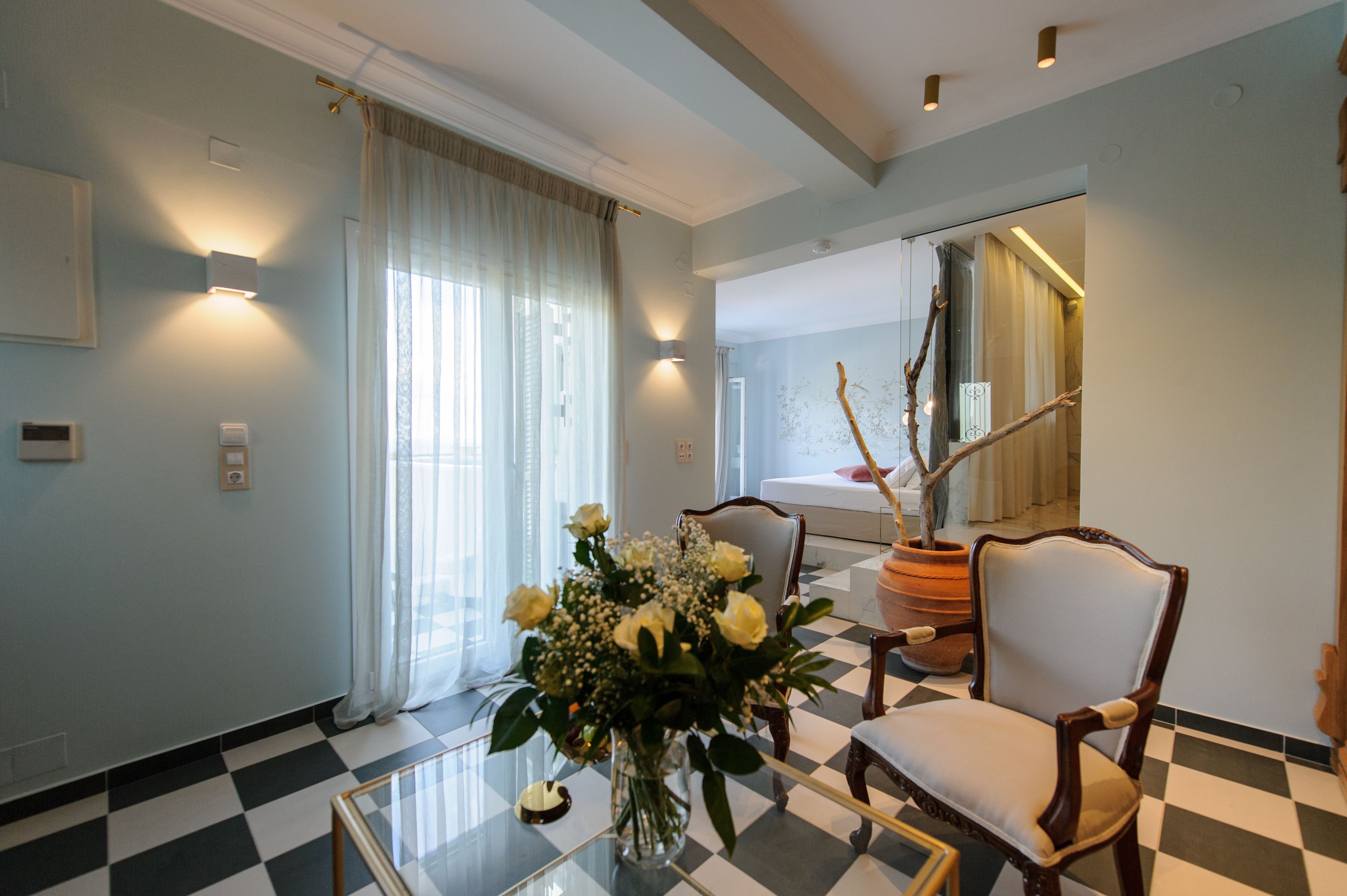 Honeymoon suite, bubbelbad, uitzicht op zee | Een minibar, een kluis op de kamer, individueel gedecoreerd