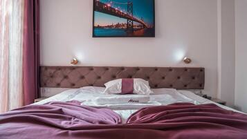 Dobbeltrom – standard | Senger med Select Comfort-madrass, minibar, safe på rommet og skrivebord