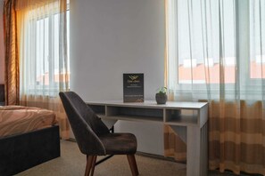 Suite | Senger med Select Comfort-madrass, minibar, safe på rommet og skrivebord