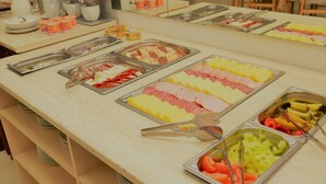 Een buffet met diverse soorten eten, zoals vleeswaren, kazen en groenten.