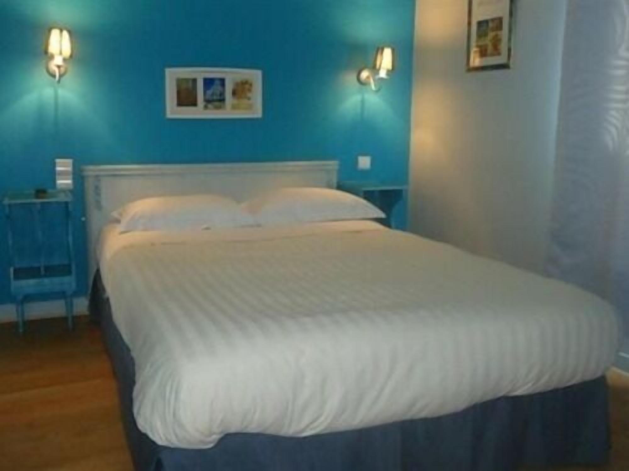 Standard Double Room Private Bathroom (Van Gogh)