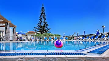 Piscine extérieure (ouverte en saison), parasols de plage