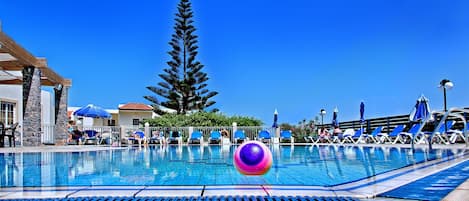 Piscine extérieure en saison, accÚs possible de 9 h à 20 h, parasols