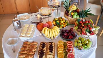 Bữa sáng buffet hàng ngày với phụ phí nhỏ