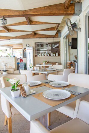 Breakfast, lunch, dinner and brunch served - Villa Mare Monte (Hersonissos)