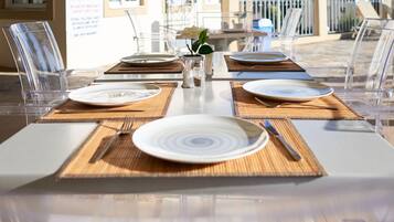 Petit déjeuner, déjeuner et dßner servis sur place, vue sur la piscine