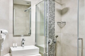 Superior Studio (Triple) | Bathroom | Shower, free toiletries, hair dryer, towels - Villa Mare Monte (Hersonissos)