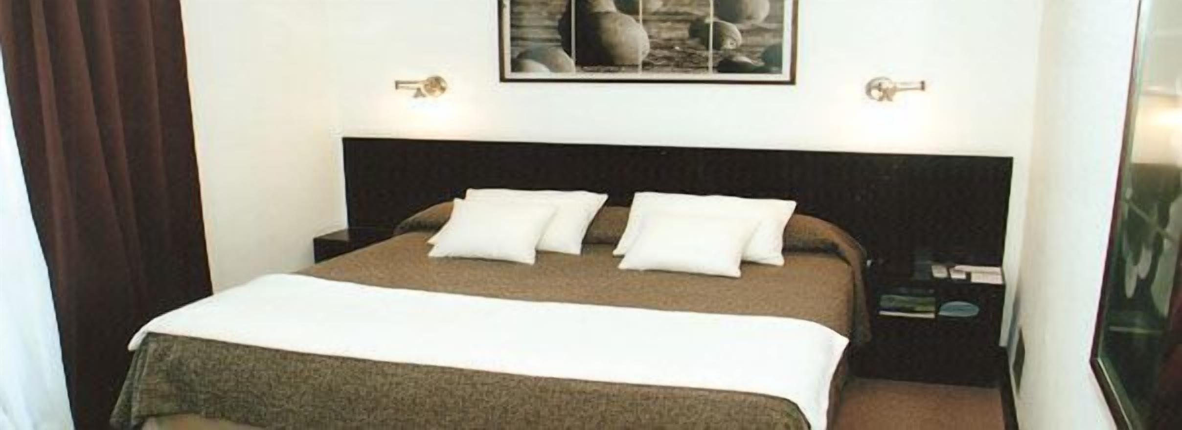 Minibar, két bảo mật tại phòng, bàn, truy cập Internet không dây 