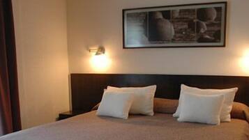 Minibar, in-room safe, desk, WiFi