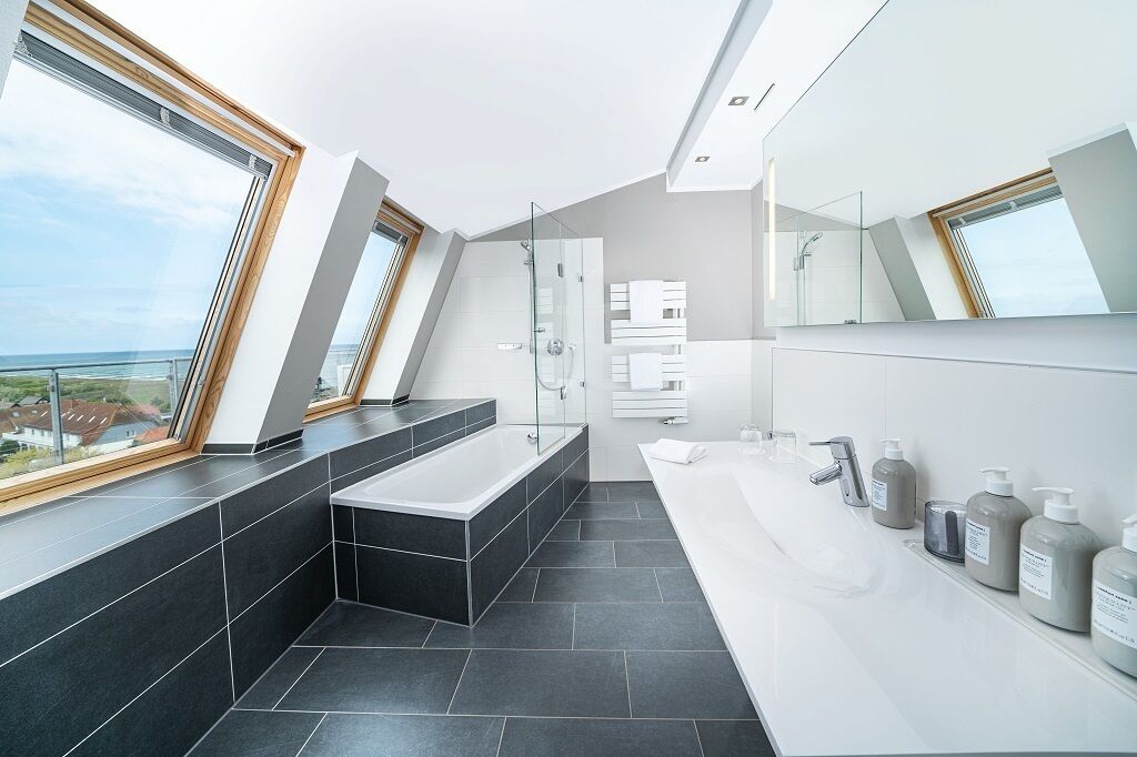 panoramic double room | bathroom | free toiletries, hair dryer, bathrobes, slippers