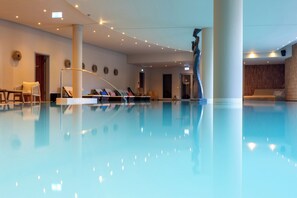 Una piscina cubierta