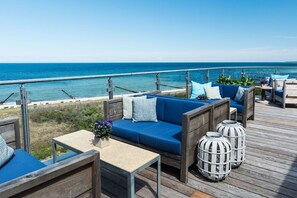 Lounge en el lobby, con vista a la playa, abre en días seleccionados 