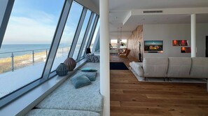 Loft | Frigobar (abastecido com itens grátis), cofres nos quartos