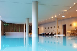 Innendørsbasseng