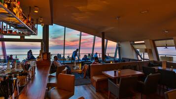 Salón en el lobby, con vista a la playa, abre solo algunos días