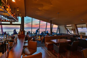 Saguão/lounge, vistas para a praia, aberto em determinados dias