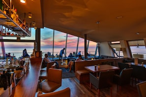 Lobby-Lounge, Blick auf den Strand, nur an bestimmten Tagen geöffnet