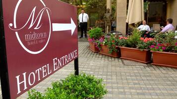 Ein Hotelschild mit einem Pfeil, der nach rechts zeigt und den Weg zum Hotel anweist.