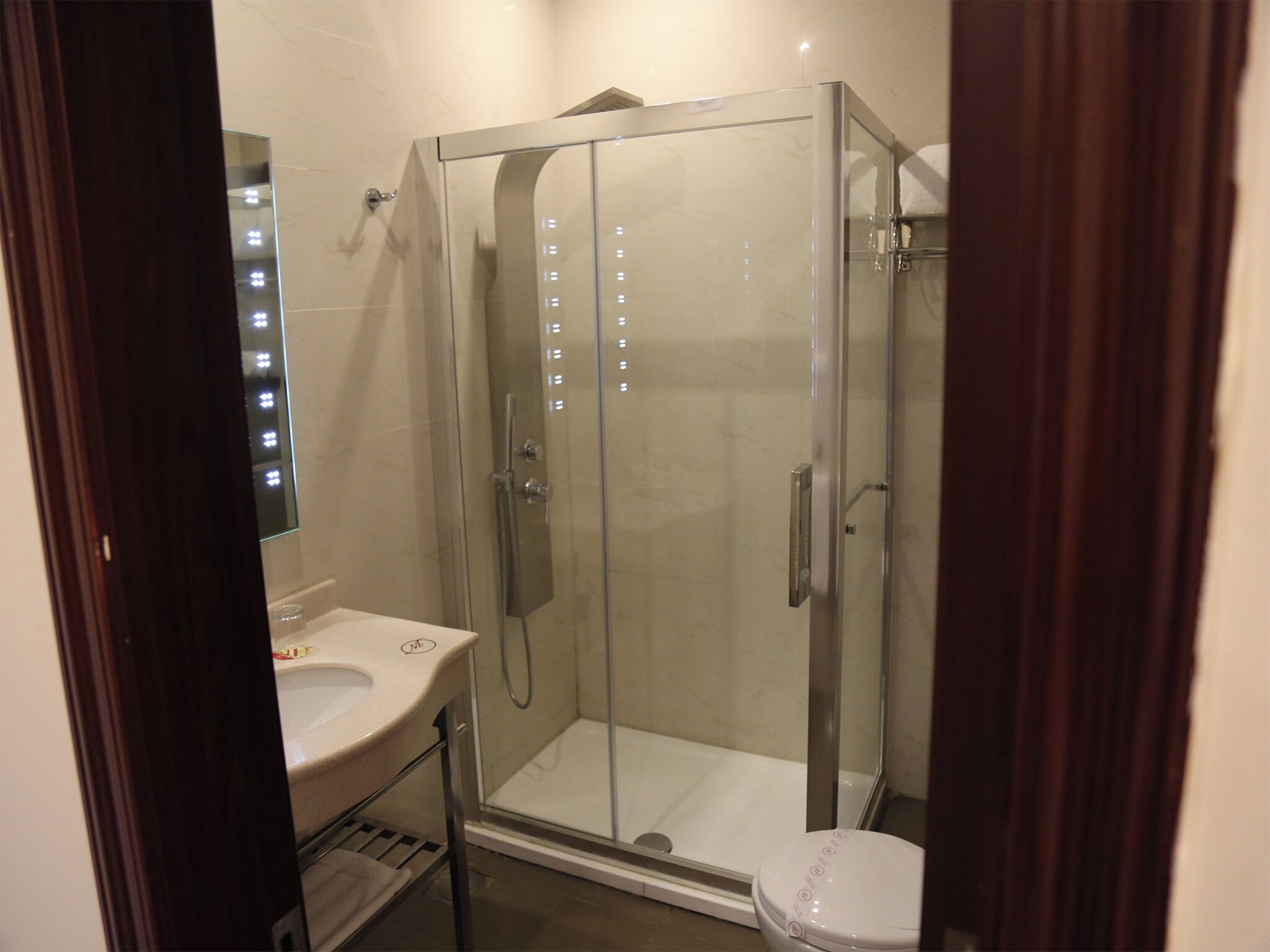 deluxe double or twin room, 1 bedroom | 1 bedroom, minibar, in-room safe, desk