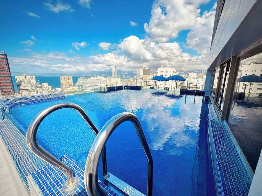 Utendørsbasseng og solsenger