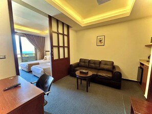 Minibar, caja de seguridad en la habitación y escritorio 