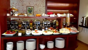 Una barra de buffet con diferentes alimentos y salsas.