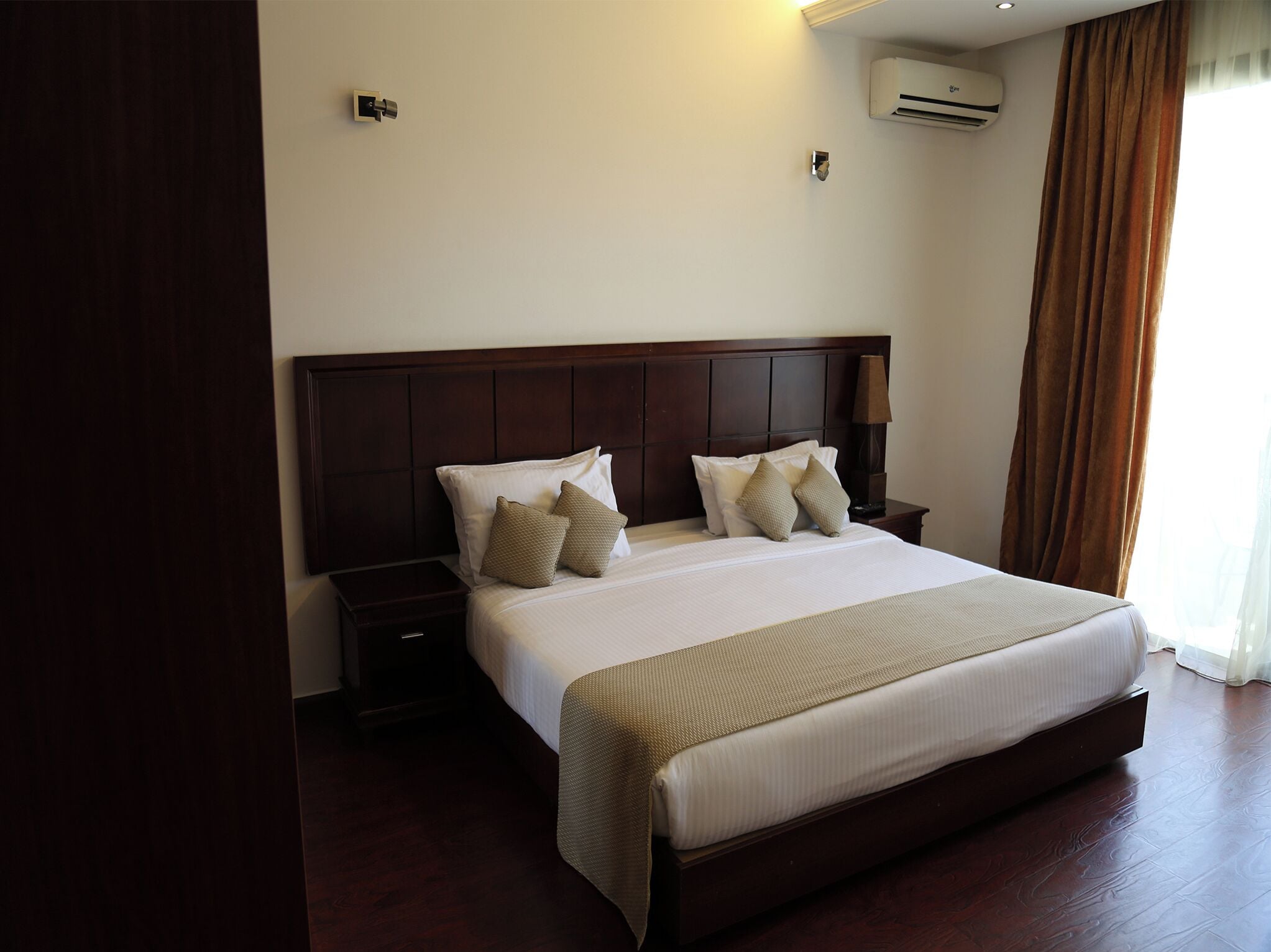 deluxe double or twin room, 1 bedroom | 1 bedroom, minibar, in-room safe, desk