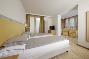 Kamar Quadruple Superior | Minibar, brankas, meja kerja, dan Wi-Fi gratis