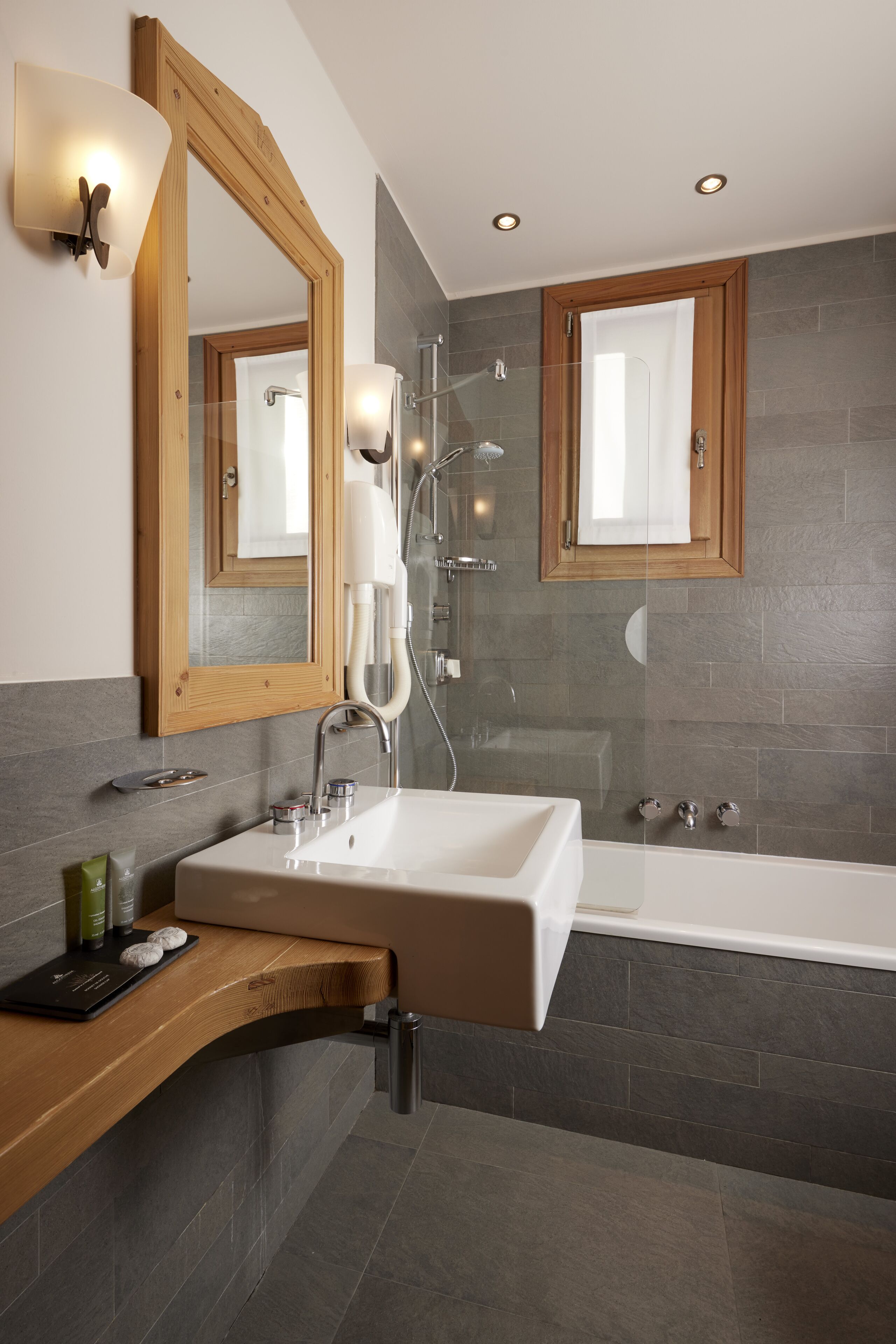 standard double or twin room | bathroom | free toiletries, hair dryer, bidet, towels