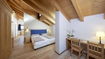 Habitación familiar | Minibar, caja de seguridad en la habitación, escritorio y wifi gratis