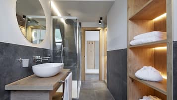 Junior Suite | Bathroom | Free toiletries, hair dryer, bidet, towels