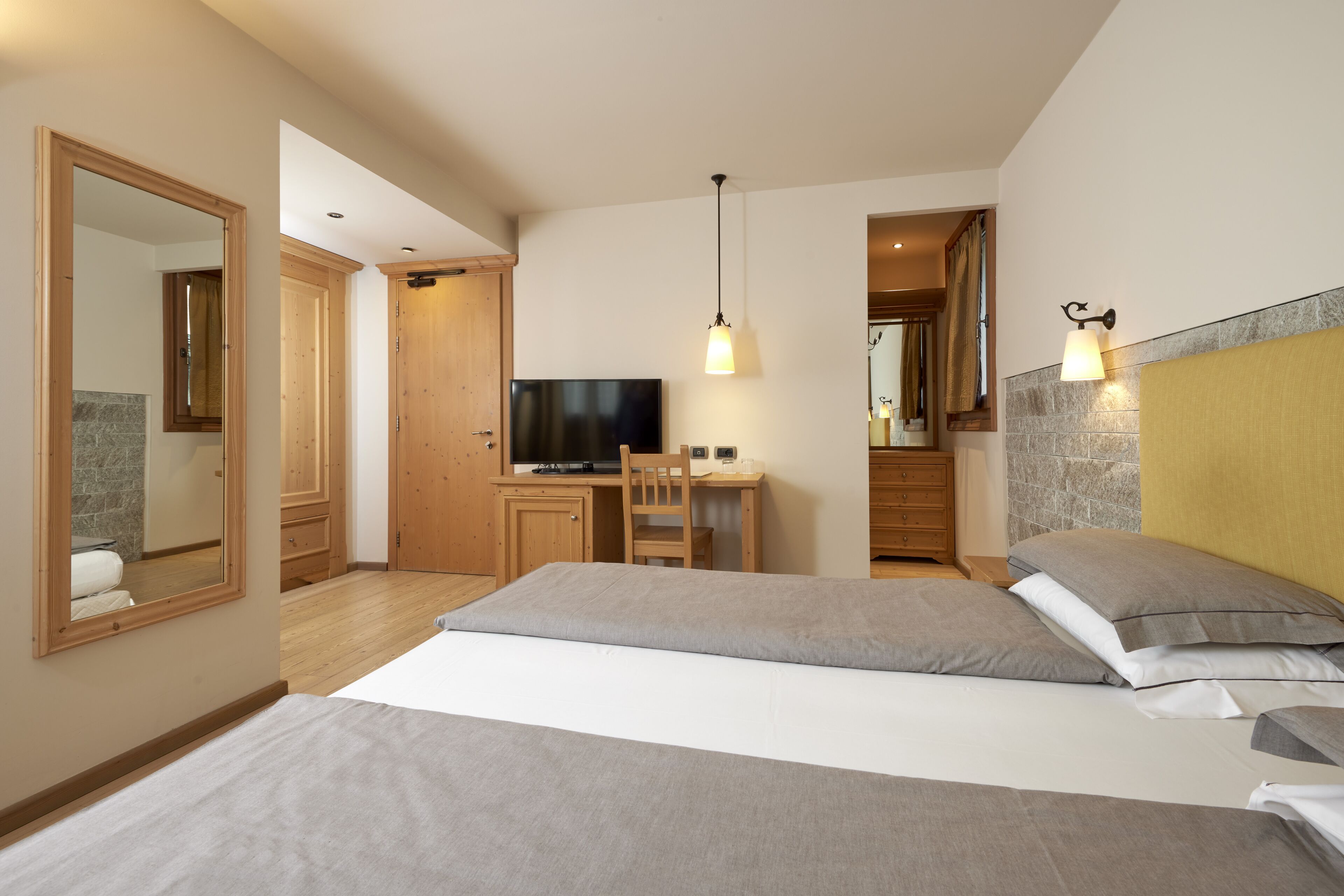 standard double or twin room | 1 bedroom, minibar, in-room safe, desk