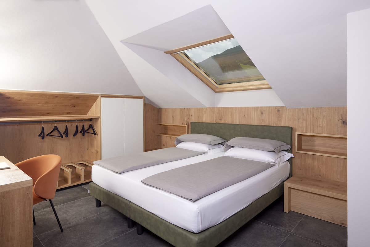 Un dormitorio con cama tipo litera, un escritorio y una silla.