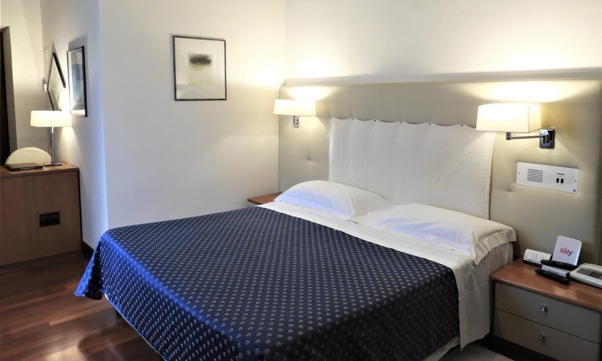 double room | premium bedding, down duvets, select comfort beds, minibar