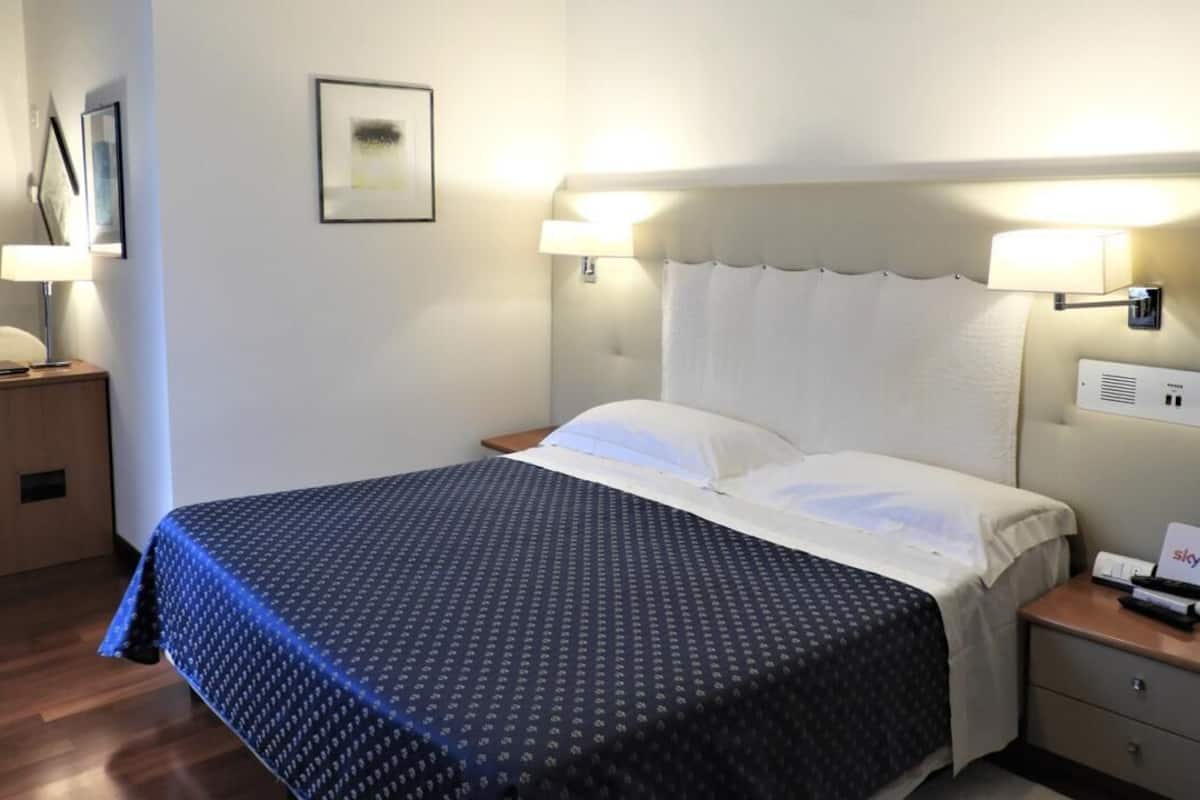 double room | premium bedding, down duvets, select comfort beds, minibar