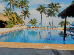 Outdoor pool - Nautibeach Condos (Isla Mujeres)