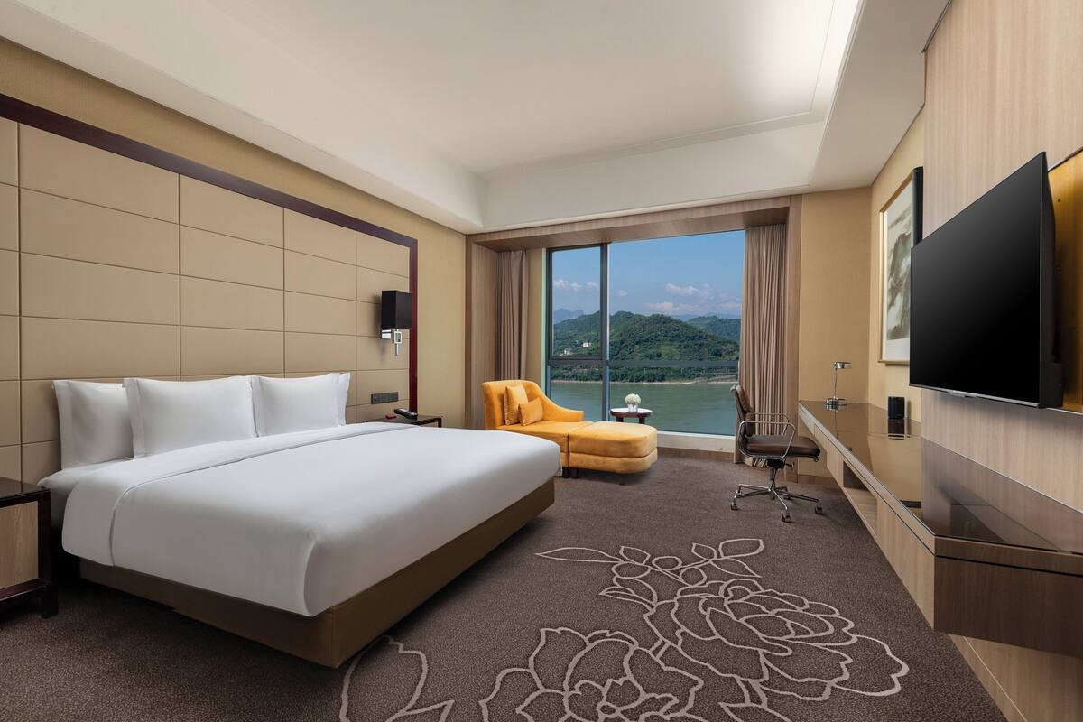 Duntäcken, minibar och värdeförvaringsskåp på rummet