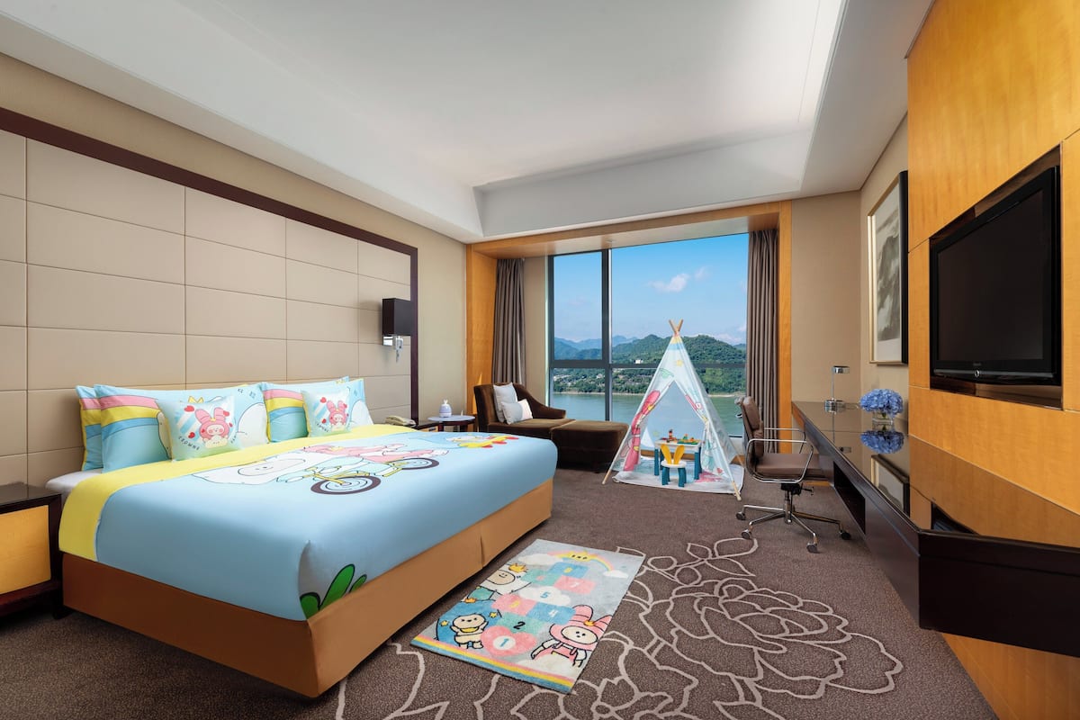 Standard Room, 1 King Bed, River View (Kids Theme) | Room amenity