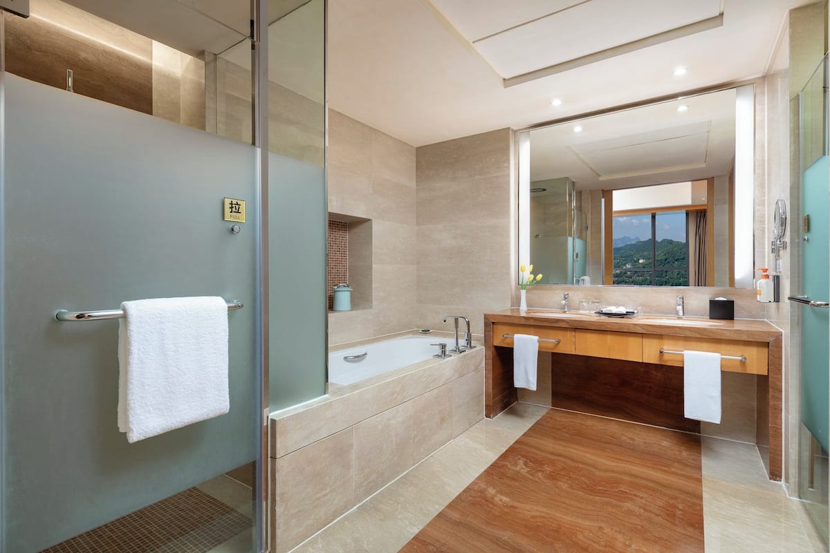 Separate bathtub and shower, rainfall showerhead, free toiletries