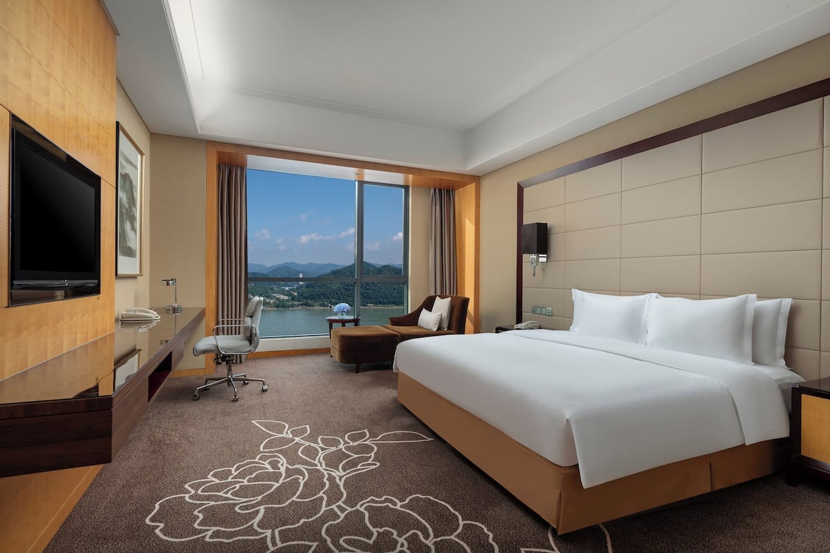 Habitación estándar, 1 cama de matrimonio grande, vistas al río (High Floor) | Edredones de plumas, minibar, caja fuerte y decoración individual