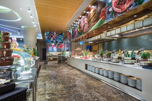 3 restaurantes, se sirven desayunos, comidas, cenas y cocina china