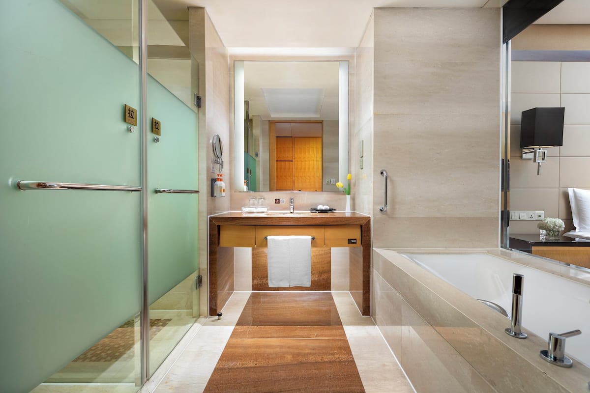 Separate bathtub and shower, rainfall showerhead, free toiletries