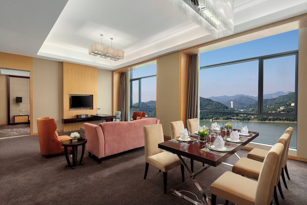룸, 침실 1개, 강 전망 (Dining Area, High Floor) | 오리/거위털 이불, 미니바, 객실 내 금고, 각각 다른 스타일의 인테리어